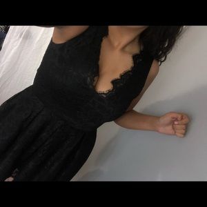 Elegant black v-neck lace dress with zipper back